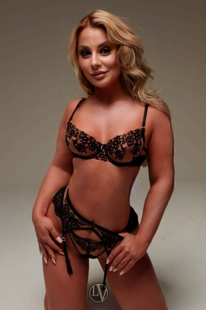 Dakota has a truly delightful smile that is beautifully complemented by her lovely natural features.