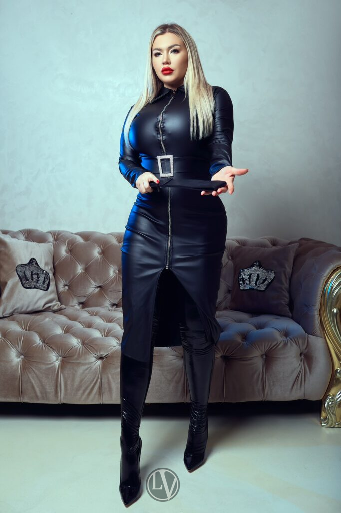 Fetish Escort Gillian looking amazing with her sweet smile and perfect curves