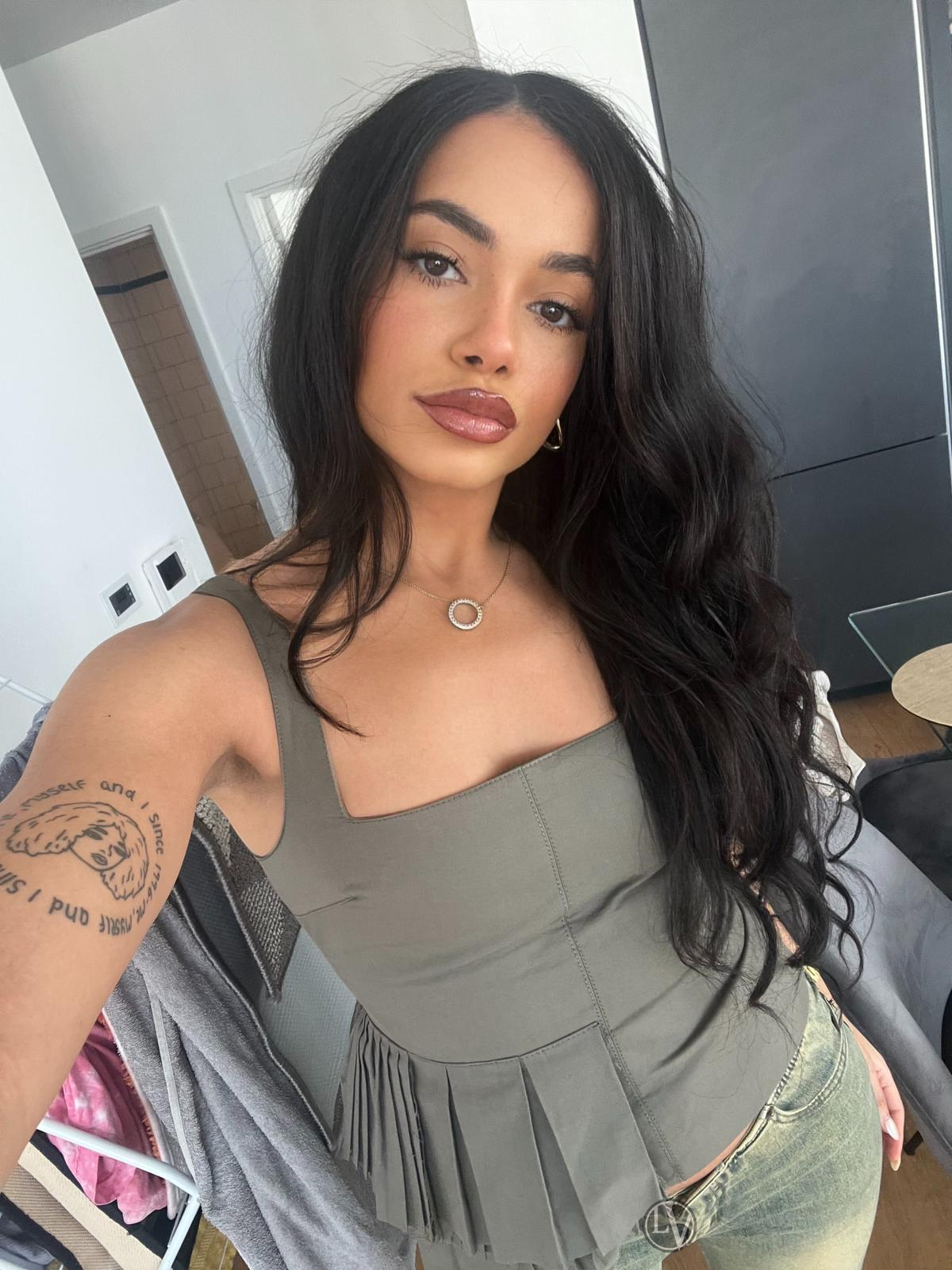 *Lola