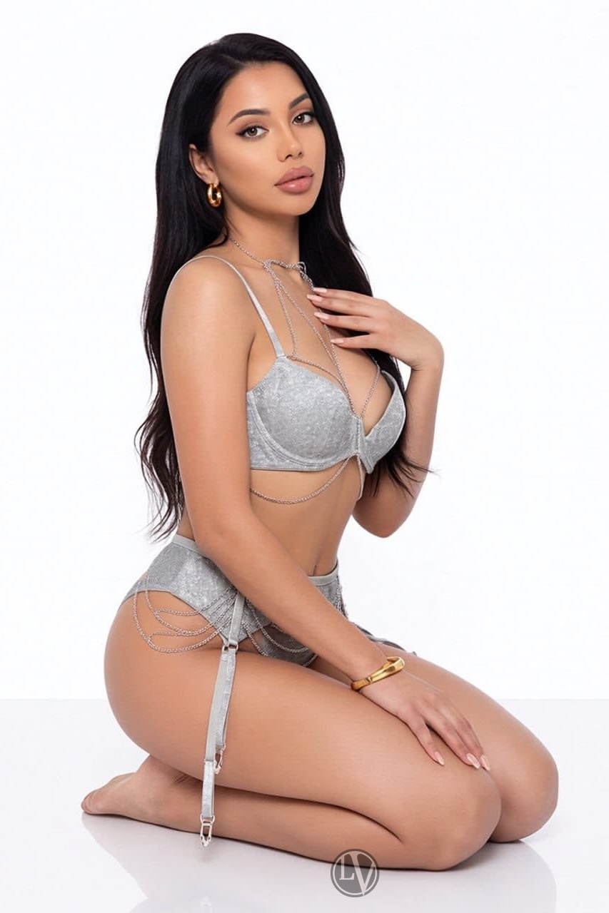 Priti’s bright smile is charming and showcases her cheerful personality!