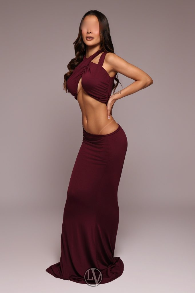 A stunning lady donned an alluring outfit, exuding confidence and elegance.