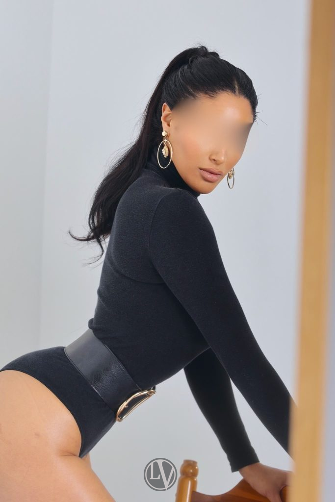 Kate shows a natural combination of sensuality and elegance in her captivating pose.