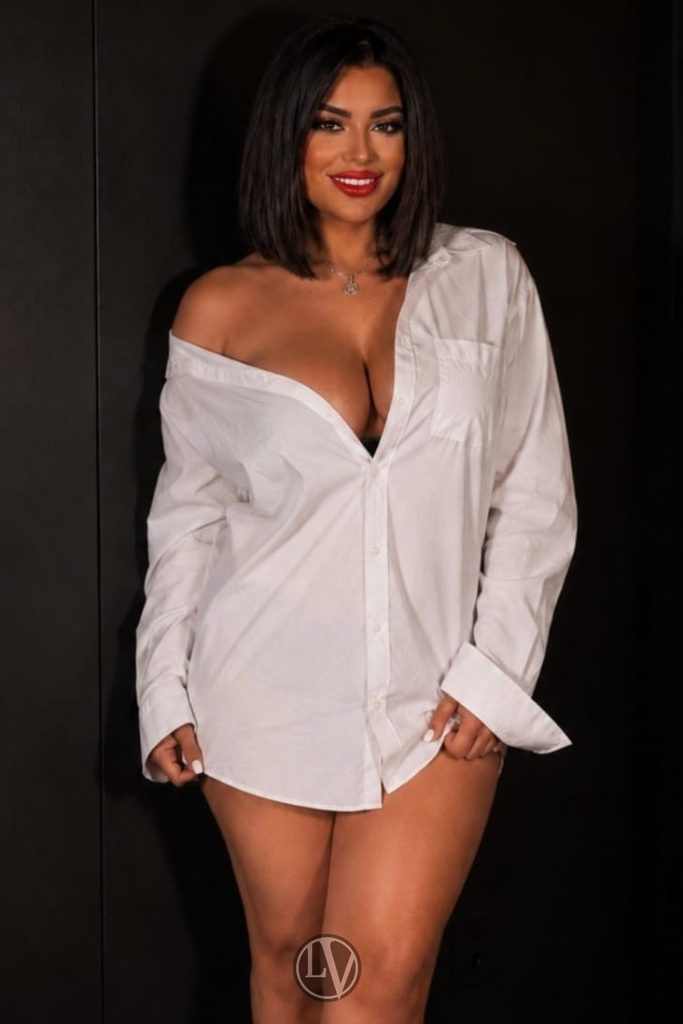Paulina’s cheerful smile is charming and highlights her delightful personality!