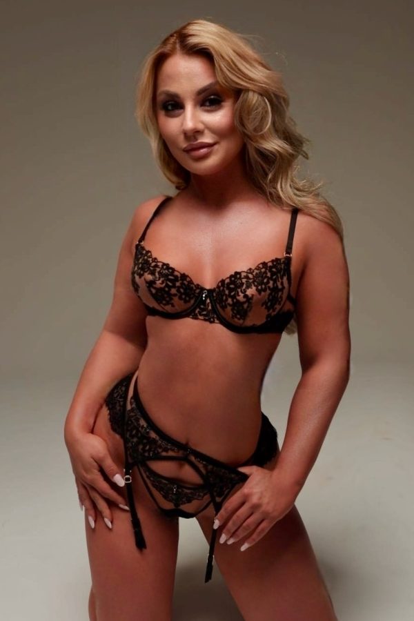 Dakota has a truly delightful smile that is beautifully complemented by her lovely natural features.